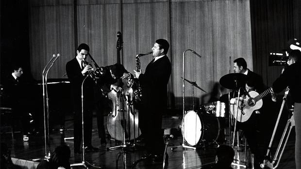 Pedro Iturrallde con Paco de Lucía en el Festival de Jazz de Berlín de 1967