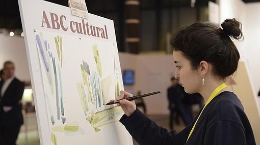 Blanca Gracia, realizando su obra en el stand de ABC