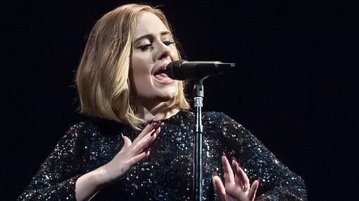 Adele inaugura su gira mundial en Belfast