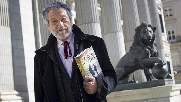 Luis del Val, con su libro, en el exterior del Congreso
