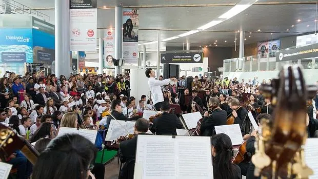 Un momento del concierto en el aeropuerto de Bogotá