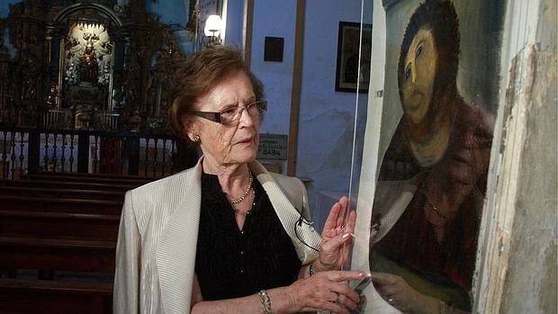 Cecilia Giménez junto a su «Eccehomo»