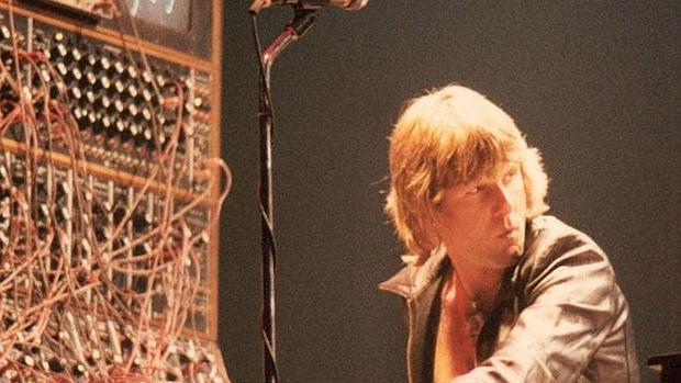 Keith Emerson, atento a las entradas de sus compañeros