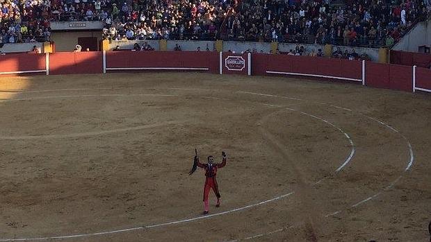 El Fandi da la vuelta al ruedo con los máximos trofeos del tercero