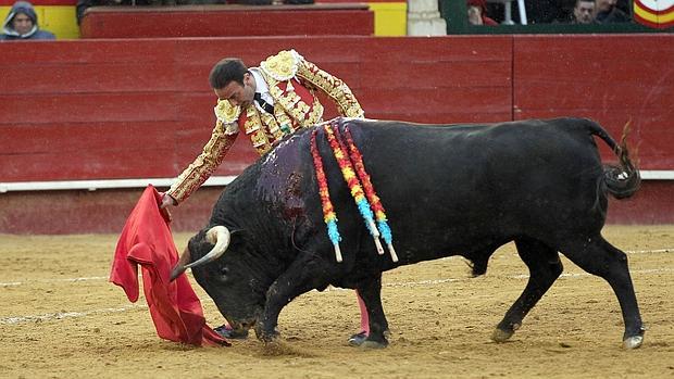 Enrique Ponce lidia su segundo toro