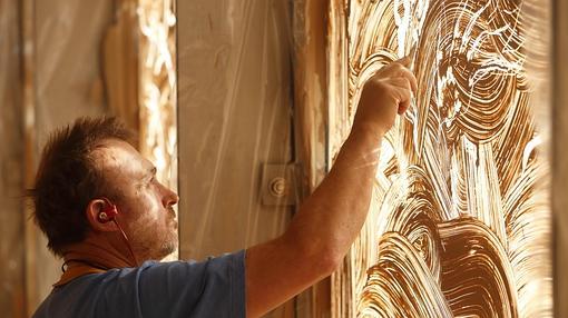 Miquel Barceló, creando su gran fresco de arcilla efímero en la Biblioteca Nacional de Francia