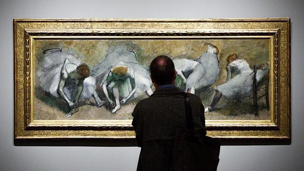 Un hombre admira una obra con las célebres bailarinas de Degas