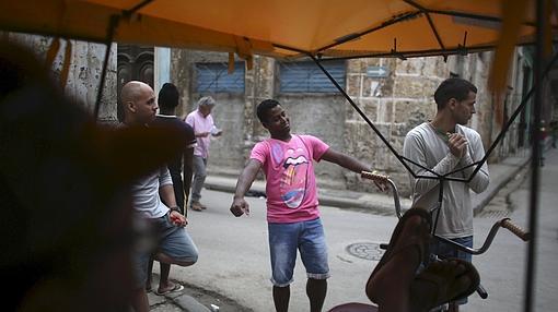 Un cubano, con una camiseta de los Stones en La Habana