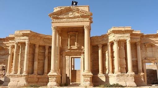 Teatro greco romano de Palmira, con la bandera del Estado Islámico, en 2015