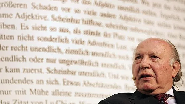 Ekl premio Nobel de Literatura Imre Kertész durante una lectura de su libro "Dossier K." en 2007