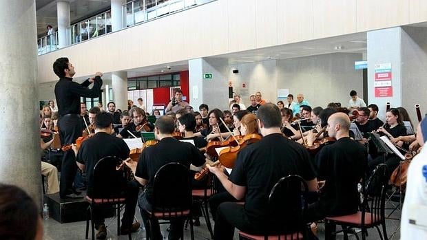 Íñigo Pirfano, dirigiendo la Novena de Beethoven en el hospital Doce de Octubre