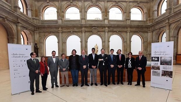 Foto de familia de la presentación del proyecto Tratado de Paz / San Sebastián 2016