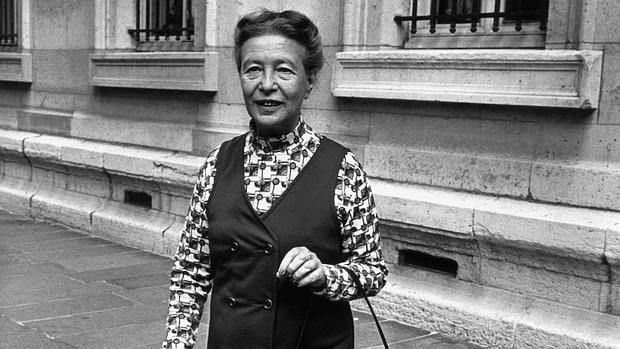 Simone de Beauvoir, fotografiada en las calles de París
