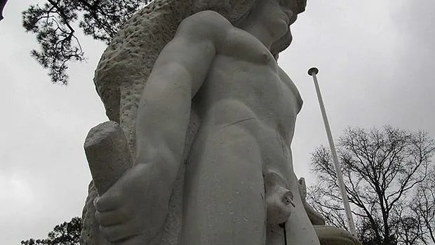 Una estatua francesa de Hércules se dota de un pene desmontable contra los vándalos