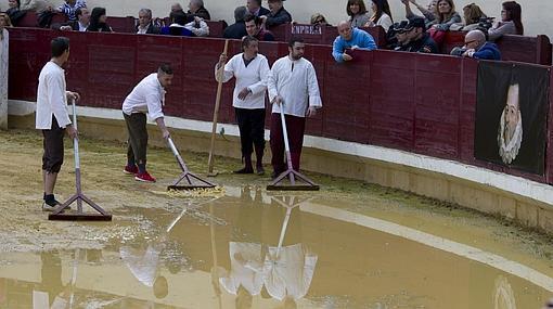 Enorme charco en el ruedo