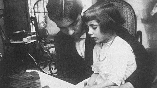 Federico lee con su hermana Isabel