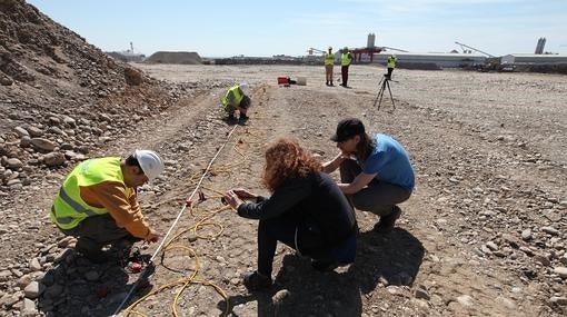 Jarman y Gerhardt, trabajando sobre el terreno en la gravera del Corb