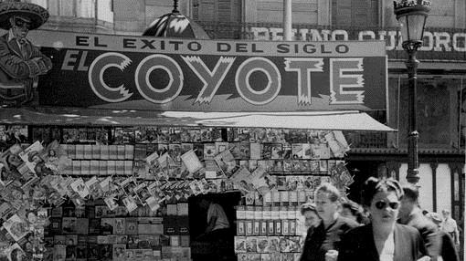 Imagen de un quisco de la época, con los anuncios de «El Coyote»