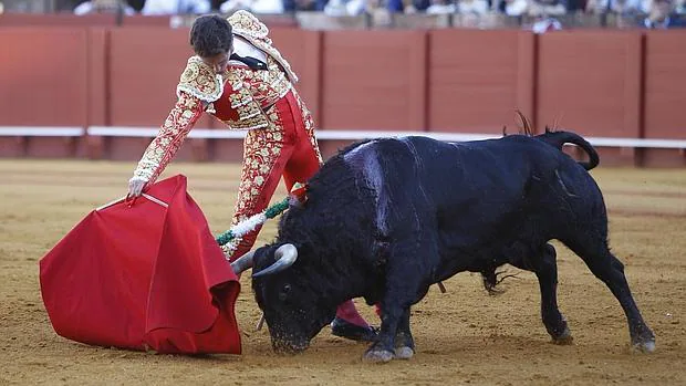 Ginés Marín con su segundo toro