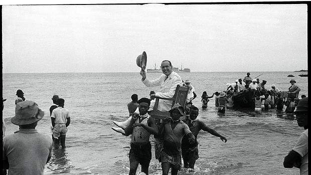 Fotografía anónima de uno de los fotógrafos de la expedición comendada por Manuel Hernández Sanjuán a Guinea en 1944