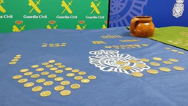 Los obreros que descubrieron 237 monedas de oro en una casa en ruinas en Valladolid se repartieron el botín
