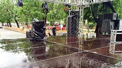 El montaje del concierto de Fangoria tras la lluvia