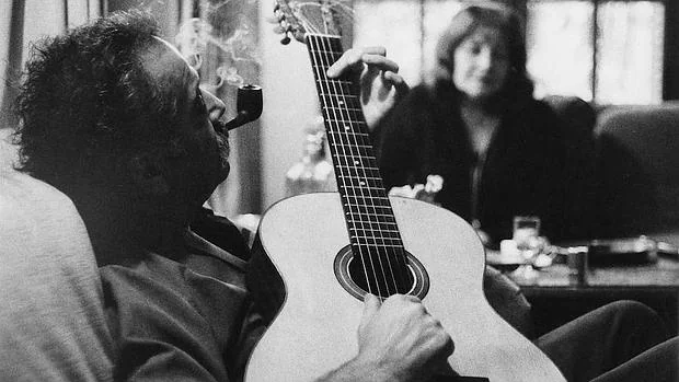 El músico francés Georges Brassens, retratado mientras toca la guitarra