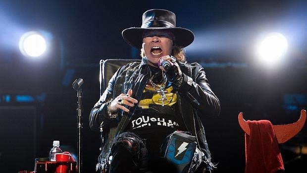 Axl Rose aguanta el tipo con AC/DC