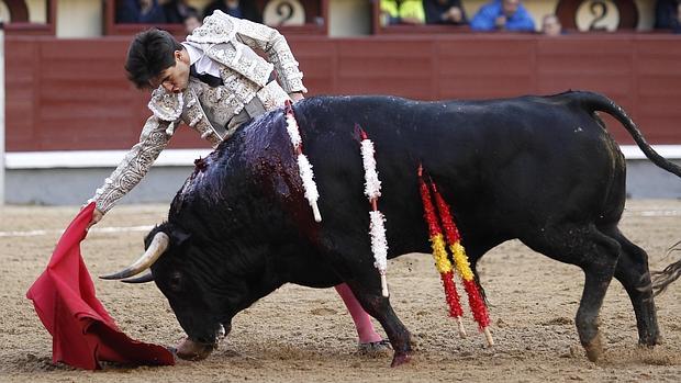 Álvaro Lorenzo, en un derechazo de temple y mano baja