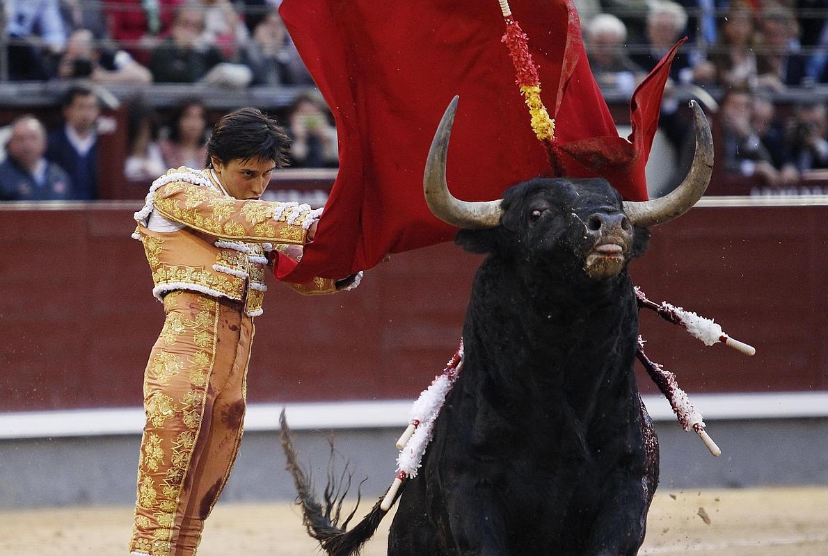 Roca Rey, en una larga cambiada de rodillas al quinto bis