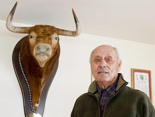 José Luis Lozano, junto a la cabeza disecada de «Jabatillo»