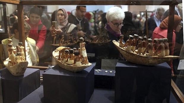 Un grupo de visitantes en el Museo Egipcio de El Cairo