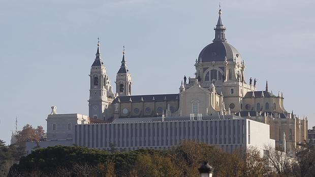 En primer término, el Museo de las Colecciones Reales. Detrás, la catedral de la Almudena