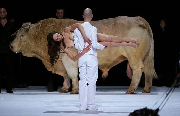El toro, durante uno de los ensayos de la ópera en el Teatro Real