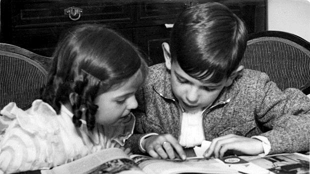 Estampa antigua de dos niños leyendo un libro