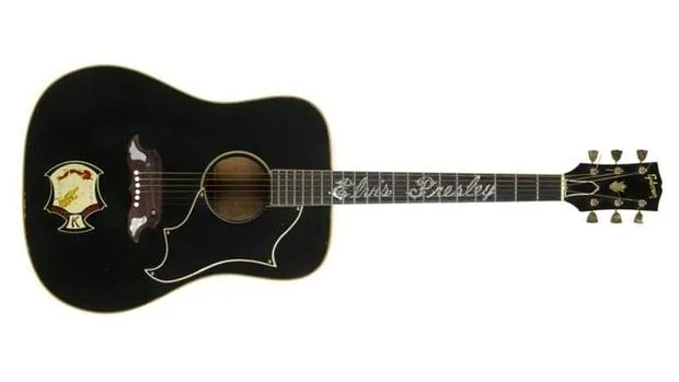 Subastadas una guitarra de Elvis Presley y letras escritas por John Lennon