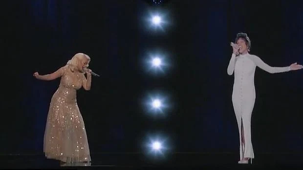 Christina Aguilera actúa junto al holograma de Whitney Houston