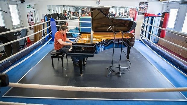 Pierre-Laurent Aimard, sentado al piano en el ring del Boxcamp Gallus