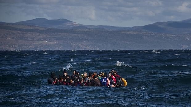 Un grupo de refugiados se acerca a la isla griega de Lesbos a bordo de una patera