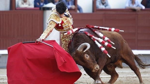 López Simón, en un derechazo al tercer toro, oyó la única ovcación de la tarde