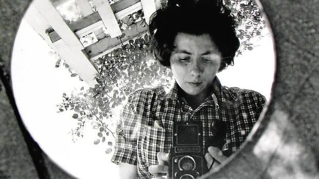 Autorretrato de Vivian Mayer, cuya obra revisa la Fundación Canal en «Street Photographer»