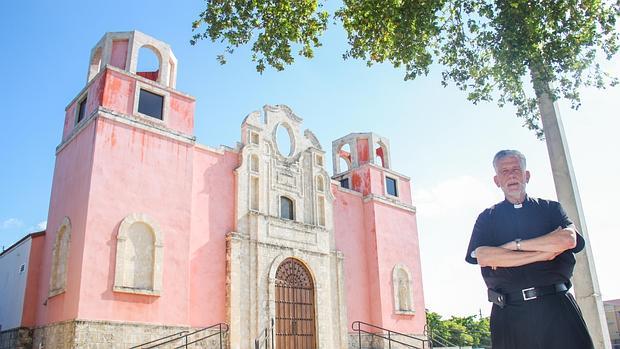 El párroco de Corpus Christi, el padre José Luis Menéndez, frente a la capilla de la Merced