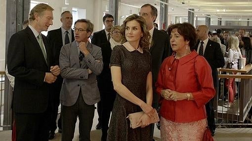 La Reina, junto a Araceli Pereda, José María Lassalle y Miguel Ángel Recio en la inauguración de la muestra de premiados
