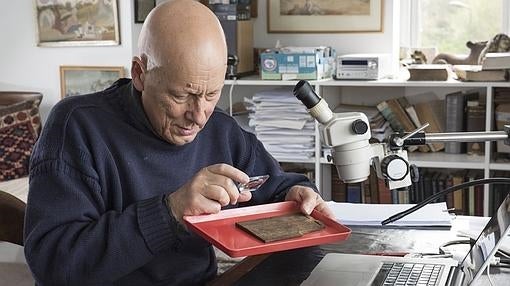 Roger Tomlin, latinista de la Universidad de Oxford, inspecciona la tablilla