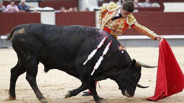 Rubén Pinar, en un buen natural al toro de Cuadri