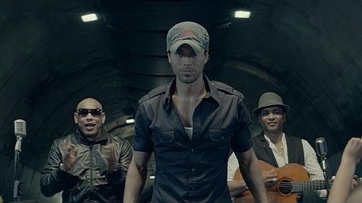 Imagen del videoclip de «Bailando», de Enrique Iglesias