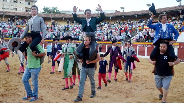 Triple puerta grande a caballo en Plasencia