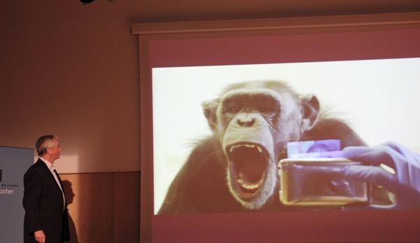 Frans de Waal durante una conferencia en la Biblioteca Jaume Fuster (Barcelona, 2014)