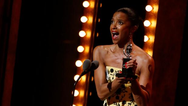 Renee Elise Goldsberry , emocionada tras recibir el premio Tony a la mejor actriz por «Hamilton»