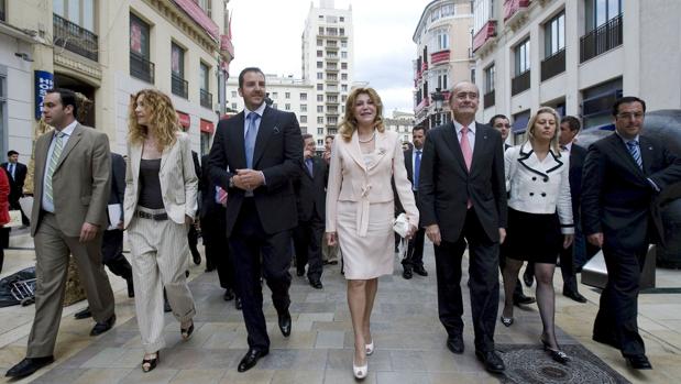 Carmen Thyssen, junto a su hijo, su nuera y el alcalde de Málaga, en marzo de 2009 paseando por la ciudad andaluza